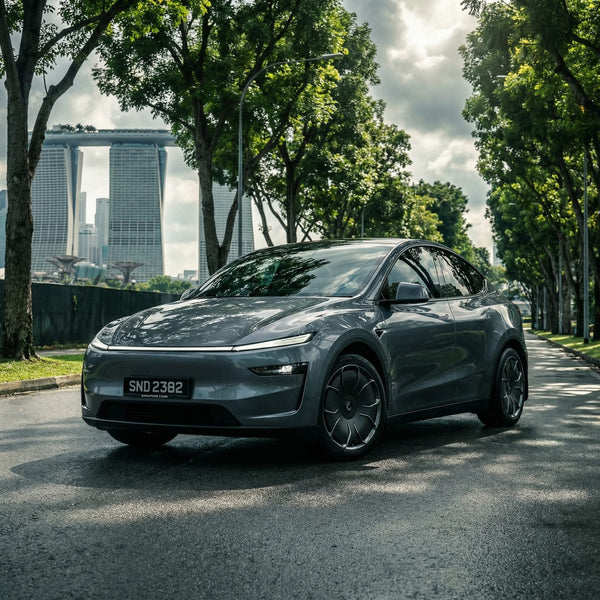 Graues Tesla Model Y Juniper mit CHELA 20-Zoll-Felgen in Glossy Titanium und Satin Carbon, aufgenommen in Singapur.