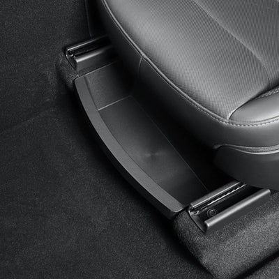 Die installierte tesla model y rear seat organizer unter dem Sitz zeigt die perfekte Passform der tesla model y juniper organizer Autositz für zusätzlichen Stauraum im Model Y.