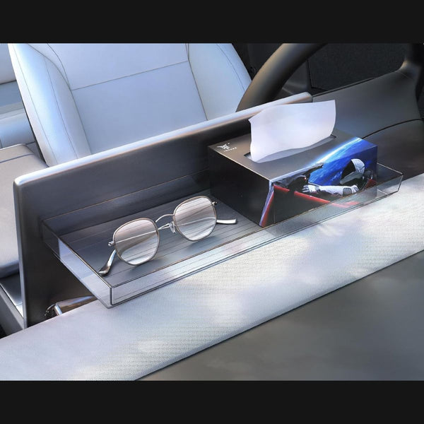 tesla model y juniper console organizer hinter dem Display mit Platz für Brille, Tücher und kleines Zubehör im Innenraum.