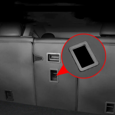 Detailansicht vom Rücksitzlehne Schutz Tesla Model Y mit perfekter Öffnung für Entriegelung – kompatibel mit Tesla Model Y Juniper Interieur.