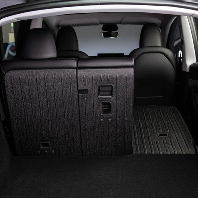 Tesla Model Y Juniper Standard RWD Rücksitz Schutz Ecoline mit teilweise umgeklappter Rückbank für flexiblen Transport von Gepäck.