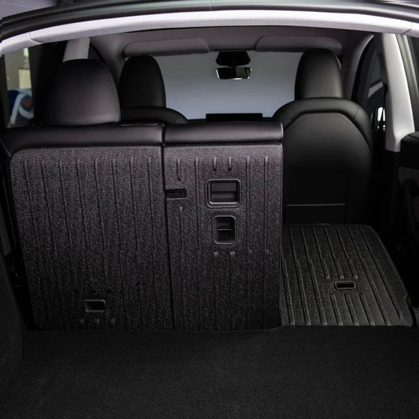 Tesla Model Y Juniper Standard RWD Rücksitz Schutz Ecoline mit teilweise umgeklappter Rückbank für flexiblen Transport von Gepäck.