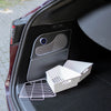 Mehrere Ablageboxen und Gittereinsätze für den Tesla Kühlschrank Model Y, bieten flexible Organisation im Seitenfach des Kofferraums.