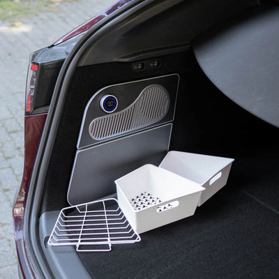 Mehrere Ablageboxen und Gittereinsätze für den Tesla Kühlschrank Model Y, bieten flexible Organisation im Seitenfach des Kofferraums.