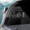 Eingebauter Tesla Model Y Kühlschrank Seitenfächer im Kofferraum, nahtlose Integration und optimale Nutzung des seitlichen Stauraums.