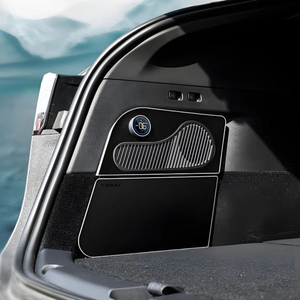 Eingebauter Tesla Model Y Kühlschrank Seitenfächer im Kofferraum, nahtlose Integration und optimale Nutzung des seitlichen Stauraums.