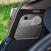 Eingebauter Tesla Model Y Kühlschrank Seitenfächer im Kofferraum, nahtlose Integration und optimale Nutzung des seitlichen Stauraums.