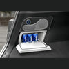 Offene Kühlbox mit Getränkedosen im Tesla Kühlschrank Model Y, ideal für Roadtrips, Camping und Einkäufe an heißen Tagen.