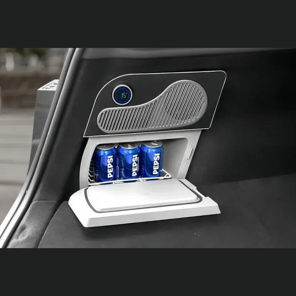 Offene Kühlbox mit Getränkedosen im Tesla Kühlschrank Model Y, ideal für Roadtrips, Camping und Einkäufe an heißen Tagen.