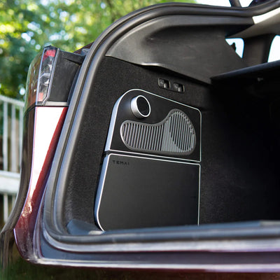 Rückansicht des eingebauten Tesla Kühlschrank Model Y, elegante schwarze Oberfläche mit perfekter Passform im Kofferraum.