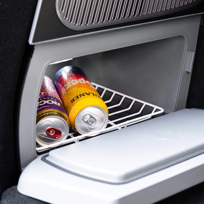 Offene Kühlbox mit Getränkedosen im Tesla Kühlschrank Model Y, ideal für Roadtrips, Camping und Einkäufe an heißen Tagen.