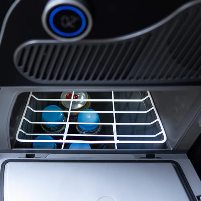 Innenansicht der Kühlbox Tesla Model Y mit Getränkeflaschen, energieeffizienter Betrieb über den 12V-Anschluss im Kofferraum.