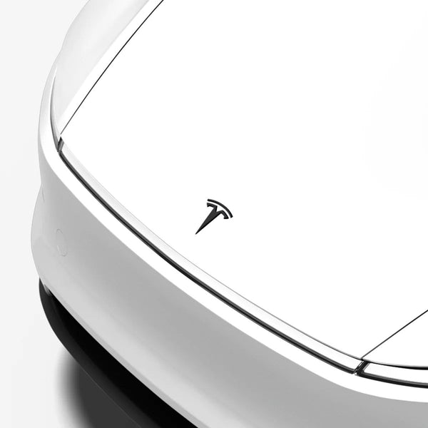 Tesla Model Y Logo Schwarz auf weißer Tesla Model Y Juniper Motorhaube mit stilvoller OEM Black Badge Optik.