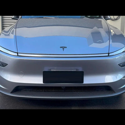Tesla Model Y Emblem Schwarz installiert auf Tesla Model Y Juniper mit luxuriöser OEM-Ausstrahlung und matter Oberfläche.