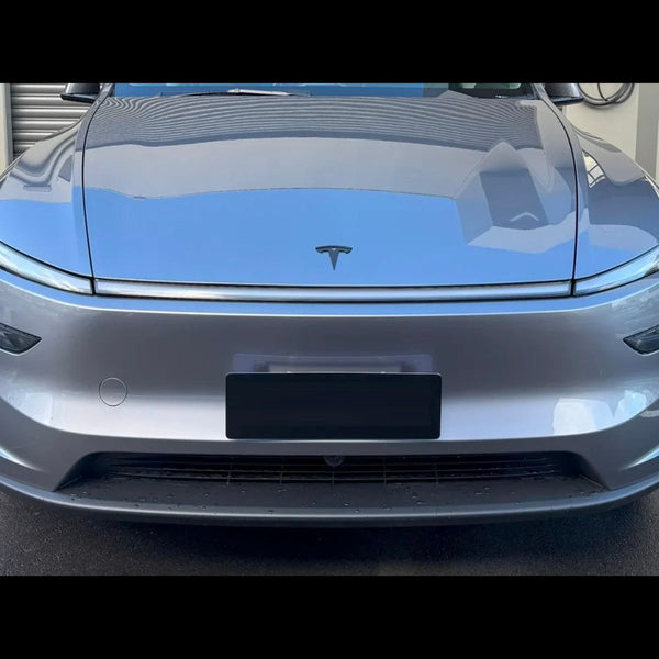 Tesla Model Y Emblem Schwarz installiert auf Tesla Model Y Juniper mit luxuriöser OEM-Ausstrahlung und matter Oberfläche.