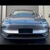 Tesla Model Y Logo Emblem Schwarz Juniper auf grauer Tesla Front passend für Model Y Juniper 2025 und Model Y L 2026.