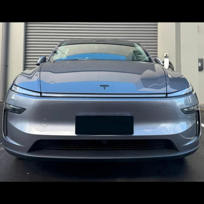 Tesla Model Y Logo Emblem Schwarz Juniper auf grauer Tesla Front passend für Model Y Juniper 2025 und Model Y L 2026.