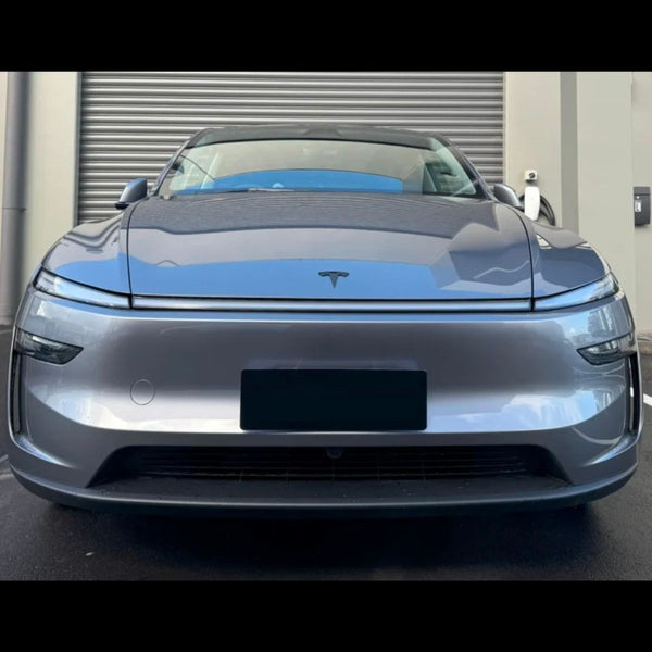 Tesla Model Y Logo Emblem Schwarz Juniper auf grauer Tesla Front passend für Model Y Juniper 2025 und Model Y L 2026.