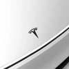 Detailaufnahme vom Tesla Model Y Logo Schwarz auf weißer Motorhaube mit hochwertigem Tesla Model Y Emblem Schwarz Finish.