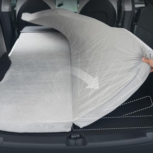Tesla Matratze Model Y aus hochwertigem Memory-Schaum mit faltbarem Design für maximalen Schlafkomfort beim Tesla Camping
