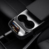 Schwarze Tesla Model Y Mittelkonsolen-Erweiterung mit Smartphone, Karten, Schlüsseln und weißer Box im Ablagefach, von oben gesehen.