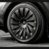 Detailansicht einer montierten Tesla Model Y Standard Radkappe 18 Zoll in mattschwarzer Induction-Optik auf der originalen Felge.