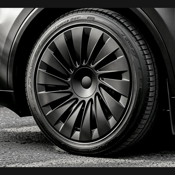 Detailansicht einer montierten Tesla Model Y Standard Radkappe 18 Zoll in mattschwarzer Induction-Optik auf der originalen Felge.