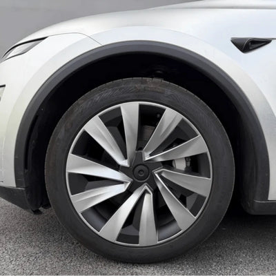 Nahaufnahme eines montierten Tesla Model Y Radkappe in Helix silber – passend für 19 Zoll Juniper Felgen, stilvoll und schützend.