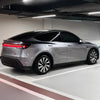 Seitliche Heckansicht des Tesla Model Y Juniper mit montierten 19 Zoll Helix-Radkappen in silber – sportlicher Look wie ab Werk.