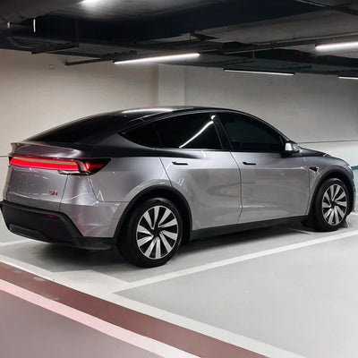 Seitliche Heckansicht des Tesla Model Y Juniper mit montierten 19 Zoll Helix-Radkappen in silber – sportlicher Look wie ab Werk.