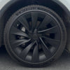 Mattschwarze Tesla Model Y Radkappen Juniper 2025+ Helix 20 Zoll auf Michelin-Reifen – sportlicher Look und perfekter Felgenschutz.