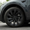 Detailansicht Tesla Model Y Radkappen schwarz 20 Zoll auf Goodyear-Reifen – sicherer Halt und perfekter Schutz vor Bordsteinschäden.