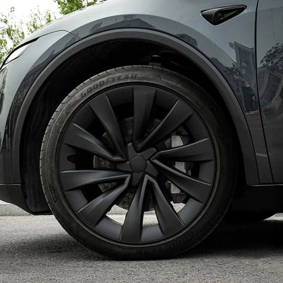 Detailansicht Tesla Model Y Radkappen schwarz 20 Zoll auf Goodyear-Reifen – sicherer Halt und perfekter Schutz vor Bordsteinschäden.