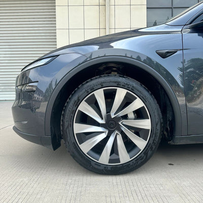 Tesla Model Y Juniper mit silber-schwarzen Helix 20 Zoll Radkappen – auffälliger Kontrast und sportlicher Look für jedes Rad-Design.