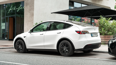 Nahaufnahme der 19 Zoll Tesla Model Y Radkappen Schwarz Performance, mit stabilem Halt an den Felgenspeichen und zusätzlichem Schutz vor Bordsteinschäden.