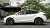 Tesla Model Y mit 19 Zoll Radkappen Schwarz Performance im Vergleich zu originalen Aero-Radkappen, für einen sportlicheren Look und besseren Schutz.