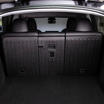 Tesla Model Y Rücksitz Schutz Juniper 2025+ montiert an den Rückenlehnen, schützt die tesla model y rücksitzbank bei umgeklappten Sitzen zuverlässig.