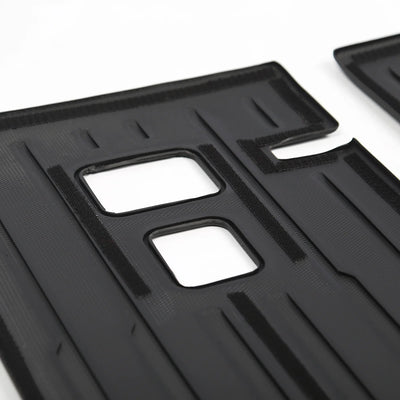 Detailaufnahme vom Tesla Model Y Rücksitz Schutz Juniper 2025+ mit Klettbefestigung, stabiles tesla model y back seat cover für den Alltag.