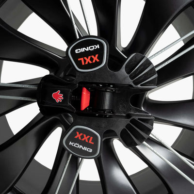 Tesla Model Y Schneeketten 21-Zoll König K66 im Aufbewahrungskoffer. Ideal für die sichere und platzsparende Lagerung nach der Nutzung.