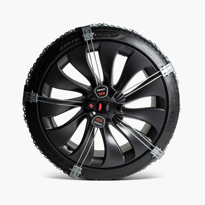 Tesla Model Y Schneeketten 21-Zoll König K66 montiert auf 21-Zoll-Felgen, für maximale Traktion und Sicherheit auf verschneiten Straßen. TÜV-zertifiziert.