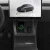 Schwarze Tesla Model Y Schutzauflage unter dem Zentralbildschirm, links ein Smartphone mit grünem Ladesymbol, rechts eine Tesla-Karte.