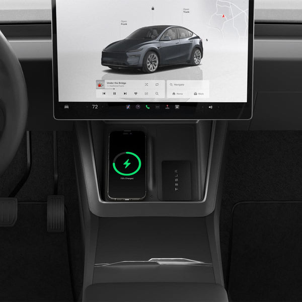 Schwarze Tesla Model Y Schutzauflage unter dem Zentralbildschirm, links ein Smartphone mit grünem Ladesymbol, rechts eine Tesla-Karte.