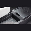Tesla Model Y Juniper Console Organizer fest eingesetzt in der unteren Mittelkonsole für eine nahtlose schwarze Innenraumoptik.