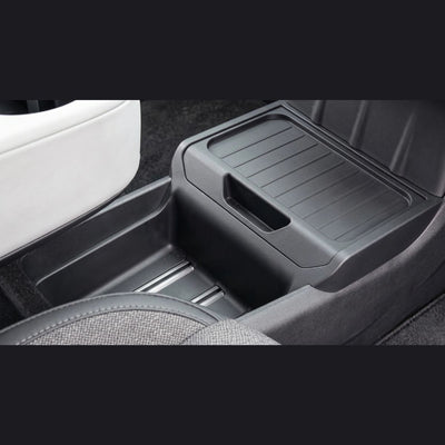Tesla Model Y Juniper Console Organizer fest eingesetzt in der unteren Mittelkonsole für eine nahtlose schwarze Innenraumoptik.