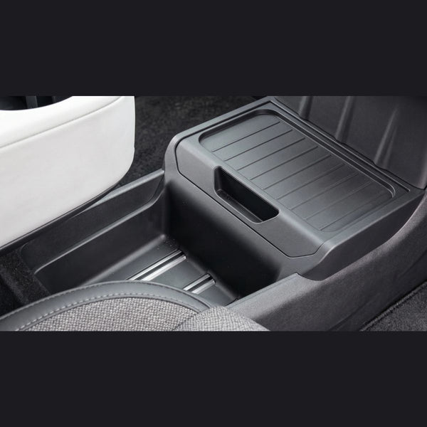 Tesla Model Y Juniper Console Organizer fest eingesetzt in der unteren Mittelkonsole für eine nahtlose schwarze Innenraumoptik.