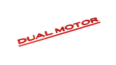 Vergleich von vor und nach der Installation des tesla-model-y-und-model-3-dual-motor-emblems in mattschwarz mit rotem Streifen.
