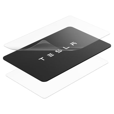 Schwarze Tesla-Schlüsselkarte mit weißem Tesla-Schriftzug zwischen zwei transparenten Schichten, deren obere teilweise umgebogen ist.