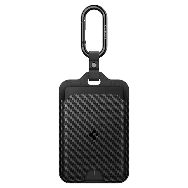 Tesla Schlüsselkartenhalter mit schwarz-grauem Carbonmuster, eingesteckter Karte, Aussparung unten und schwarzem Karabinerhaken.