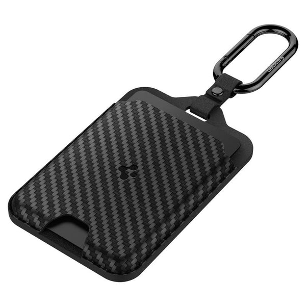 Tesla Schlüsselkartenhalter schräg von der Kartenseite, mit Carbonmuster, eingesteckter Karte und schwarzem Karabinerhaken.