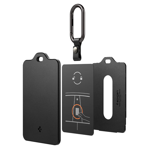 Schwarzer Tesla Schlüsselkartenhalter von Spigen in Einzelteilen: Rückplatte, Karte mit Illustration, Frontplatte mit Öffnung und Karabinerhaken.